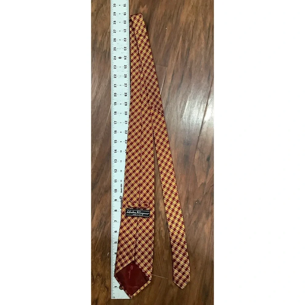 Salvatore Ferragamo Neck Tie Beautiful 100%Silk Made in Italy